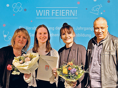 Foto von Melanie Hagen zum Ausbildungsabschluss zusammen mit drei Praxisanleitern